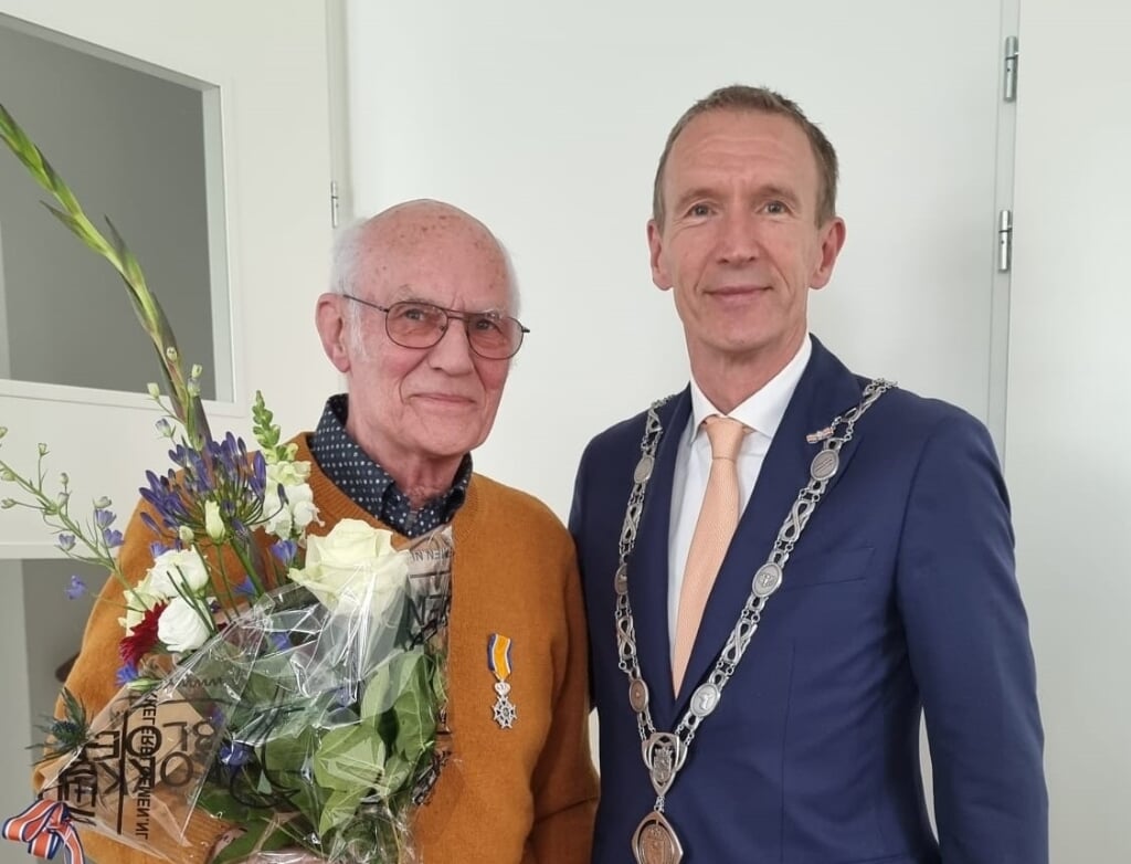 Dhr. M.J. (Rien) Uijl en burgemeester Van Heijningen.