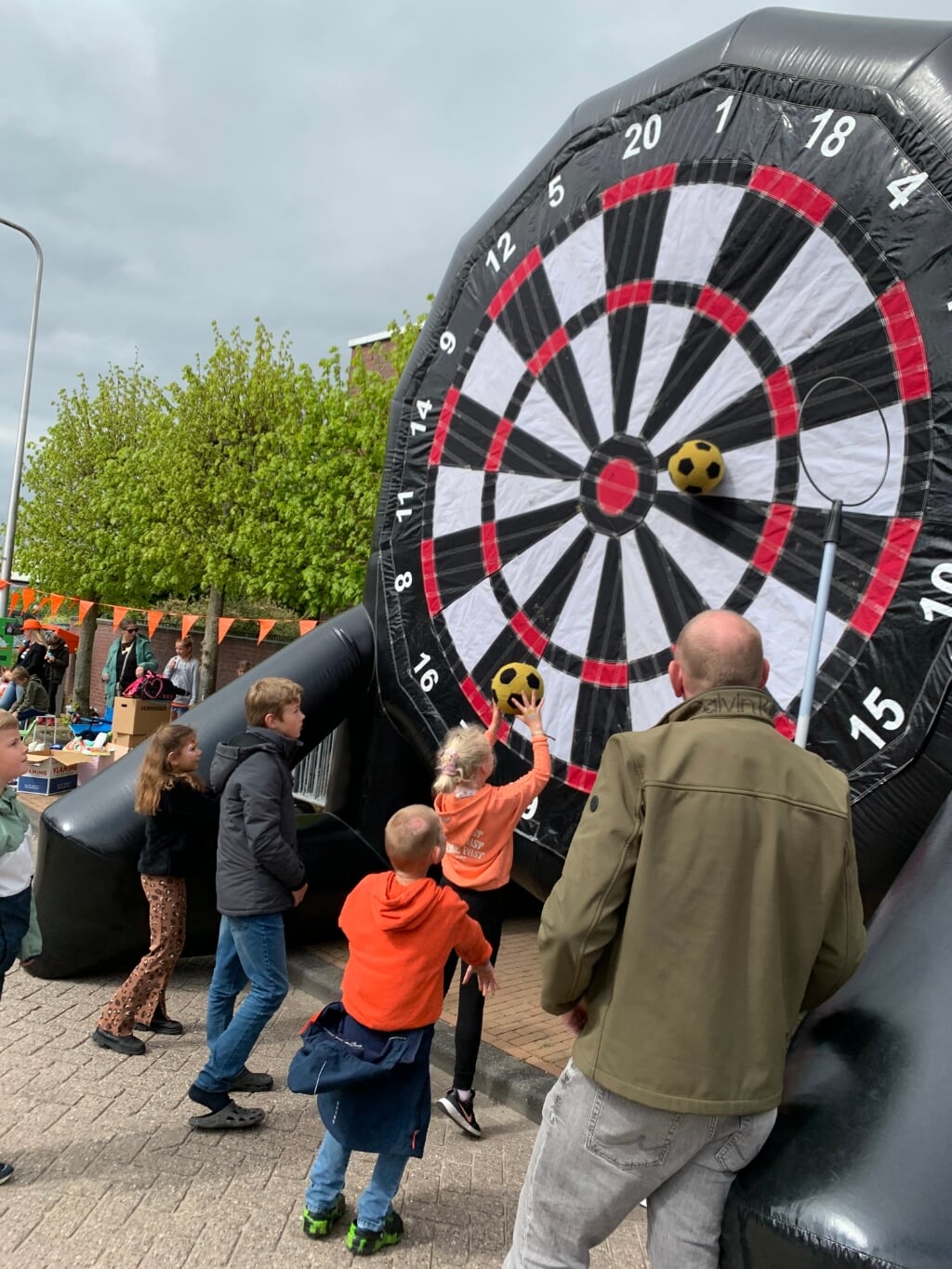 Een enorm dartbord vermaakte de kinderen in Nieuwerbrug.