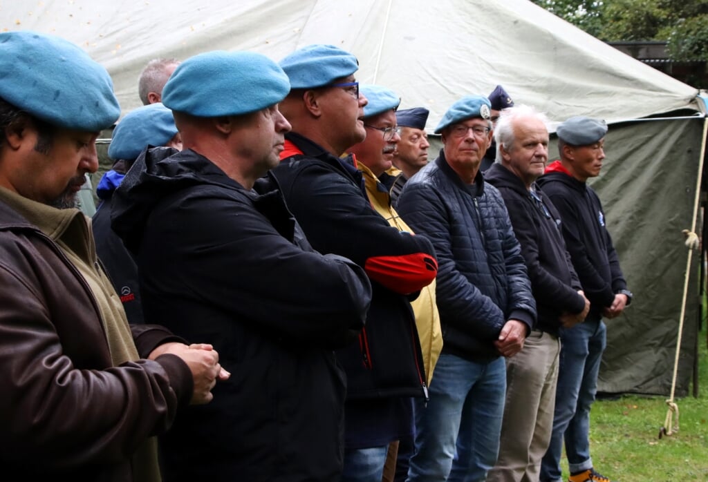 De reünisten dragen de blauwe baret als symbool. 