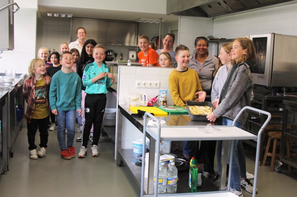 Surinaamse koekjes bakken met Asha Bruinsma in Rijngaarde. Beeld: Marlien van Leeuwen