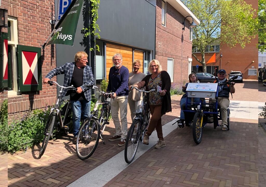 Wethouder Elly de Vries heeft de Atelier Kunsroute fietsend geopend. Beeld: Ap Quist