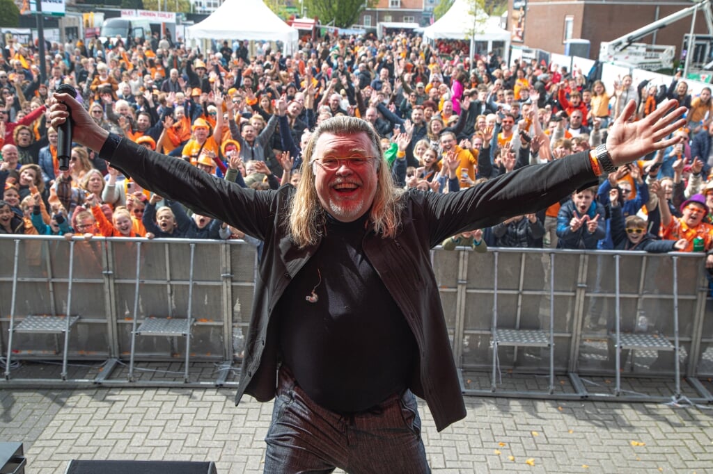 Koningsdag Reeuwijk-Brug met volkszanger René Karst. Beeld: Stichting Volksvermaak