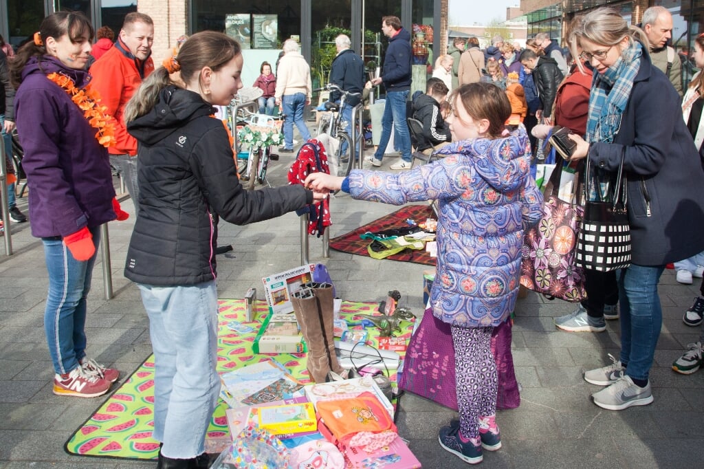 Handje contantje op de vrijmark. Beeld: Bert Verver