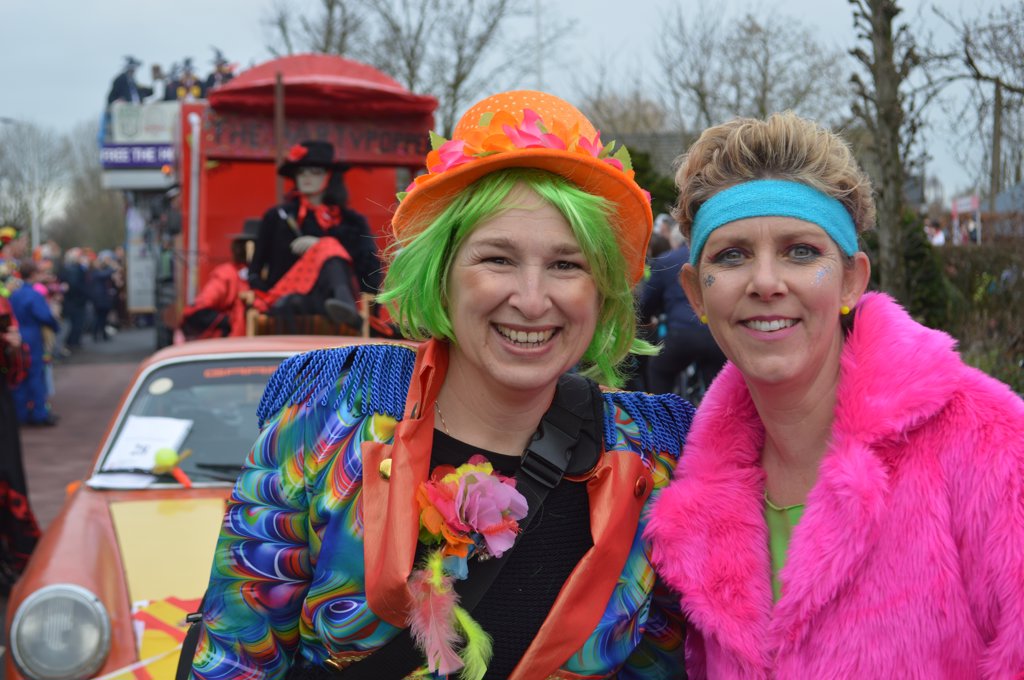 Twee van de vele carnavalvierders in Reedeurp: Bernadette en Saskia 