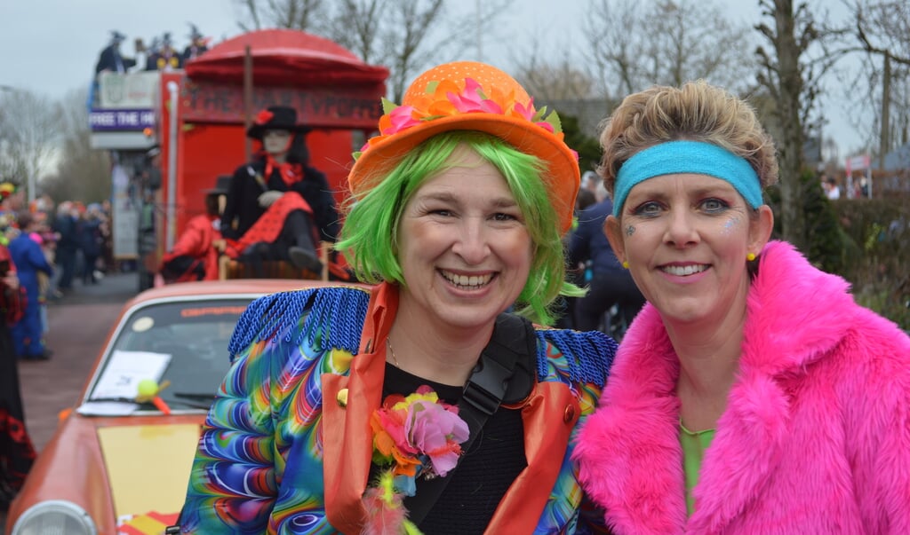 Twee van de vele carnavalvierders in Reedeurp: Bernadette en Saskia 