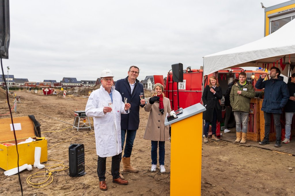 Archiefbeeld met wethouder Dirk Jan Knol (in het wit) die een bouwlocatie opent. 