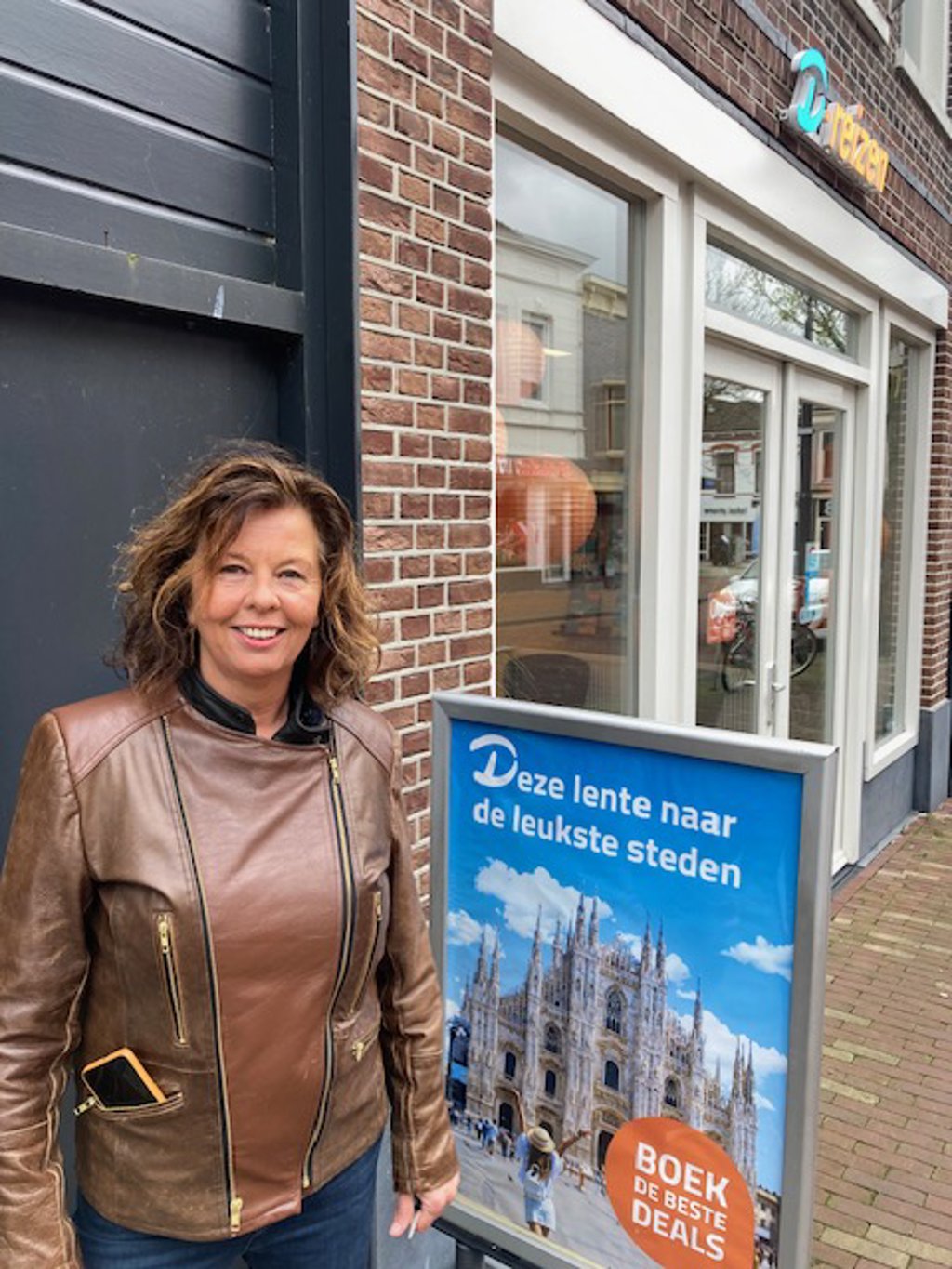 Klimaatburgemeester Gertrud de Roos voor het reisbureau.