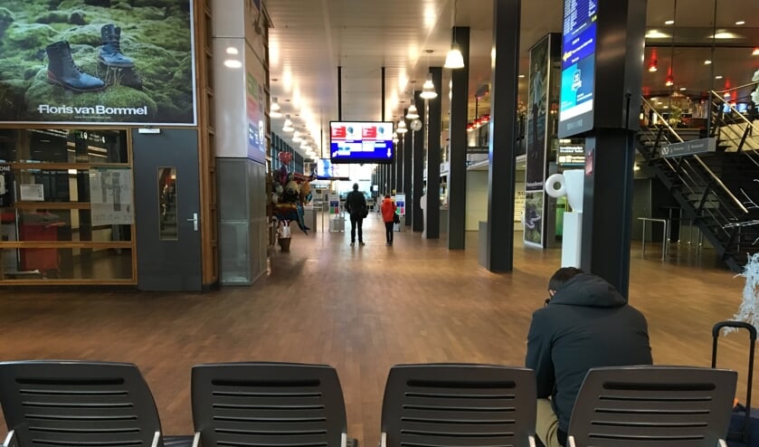 De werkzaamheden aan de nieuwe vertrekhal gaan door, omdat die plaatsvinden in de buitenruimte.
