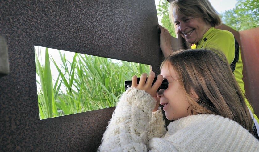 Vogels kijken in de vogelkijkhut aan de Ackerdijkseweg. (Foto: Martin van Lokven)