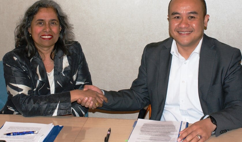 Iris Bandhoe van GGZ Delfland en Guntur Sandino van CleVR ondertekenden maandag een langdurige samenwerkingsovereenkomst.