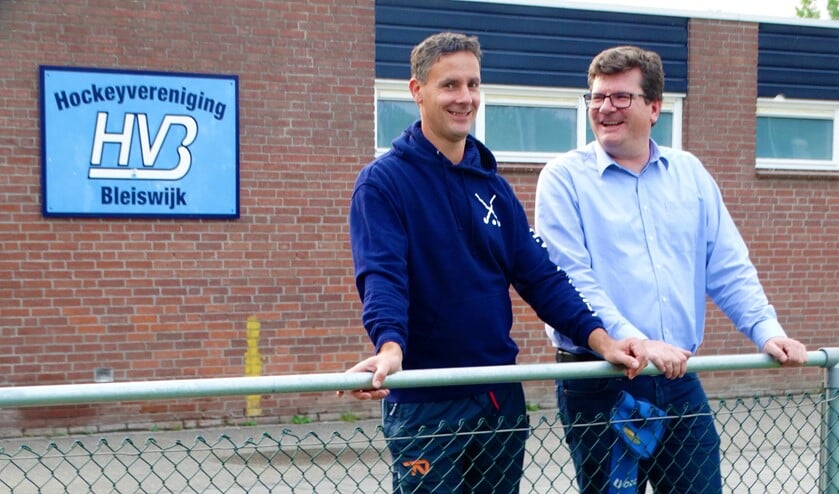 Wolter Manders (links) was blij verrast met het extraatje. (Foto: archief)