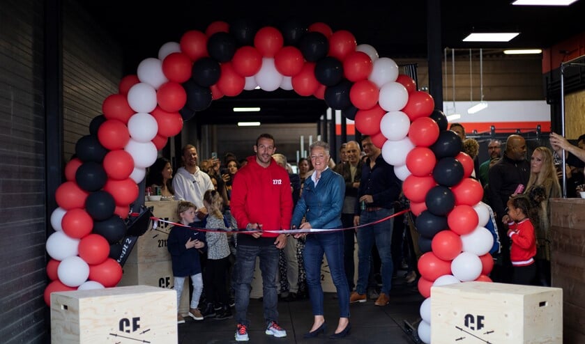 Eigenaar Tim Broekhoven en wethouder Ankie van Tatenhove openen de CrossFit box.