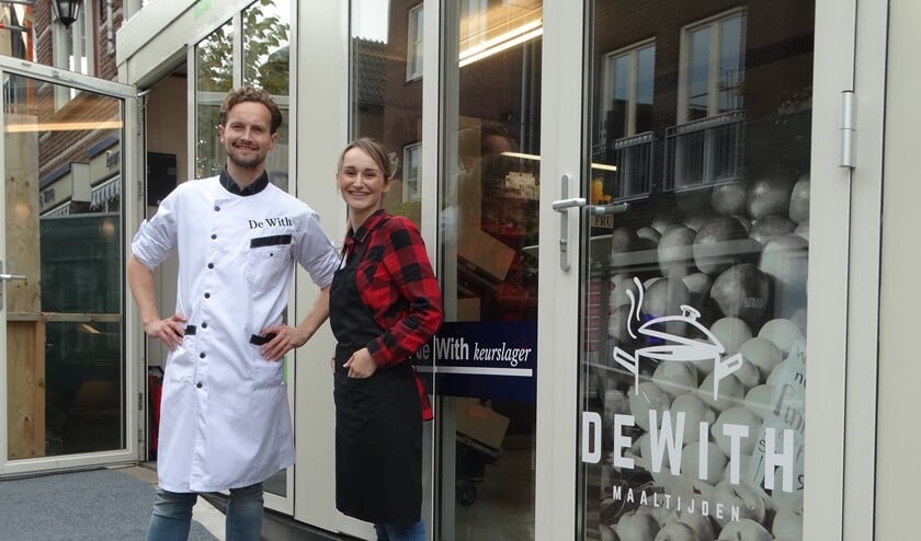 Thomas en Anne-Sophie bij de noodwinkel.