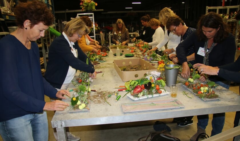 De leden van NOOVA maken een prachtige herfstcreatie met anthuriums uit de kwekerij.