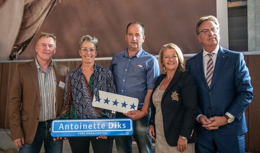 Voorzitter Peter Koenders, Antoinette Diks, Rob Diks, wethouder Kathy Arends en FNRS-directeur Haike Blaauw. (Foto: PR Manege Hillegersberg)
