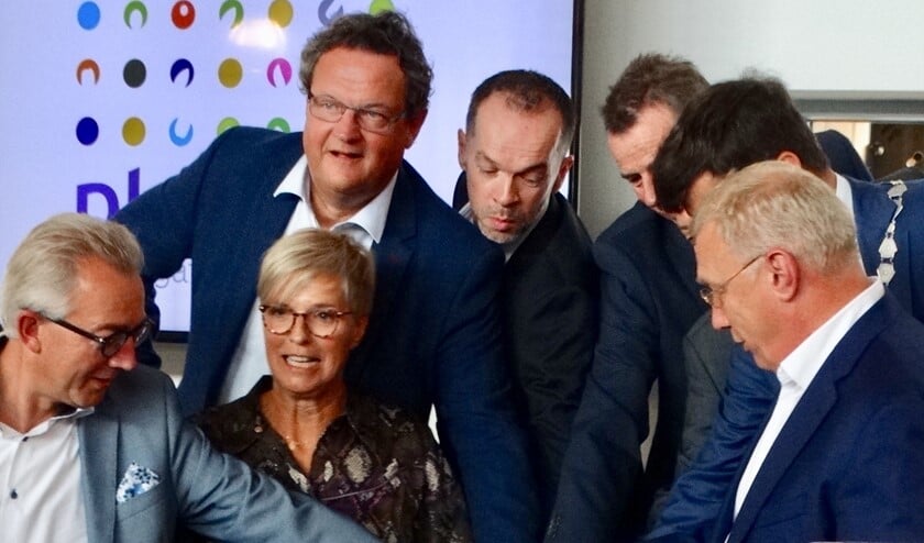 De openingshandeling door directie en burgemeester Van de Stadt vereist de nodige samenwerking.