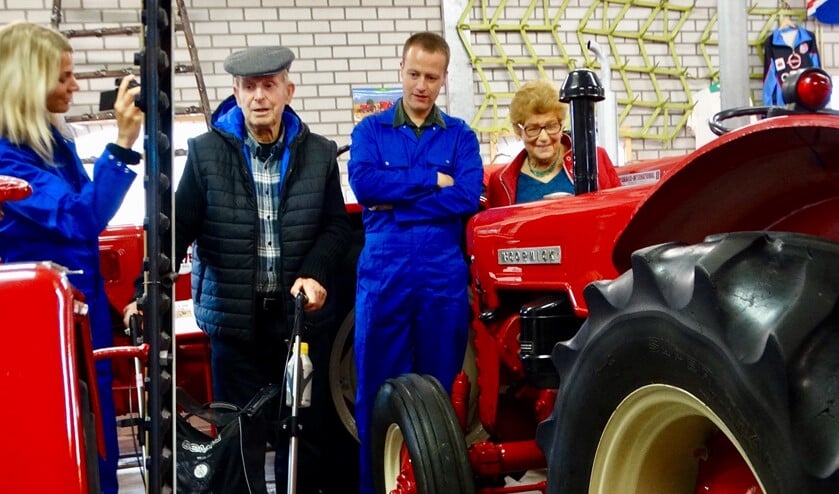 Bert Moleman kon zijn geluk niet op toen hij een tractor van dichtbij zag.
