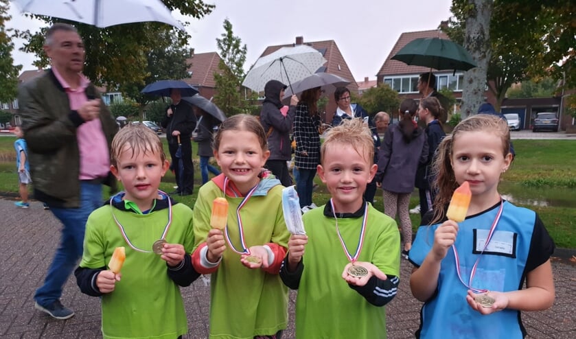 Na een tijdje hield het op met zachtjes regenen. Alle deelnemers waren doorweekt.