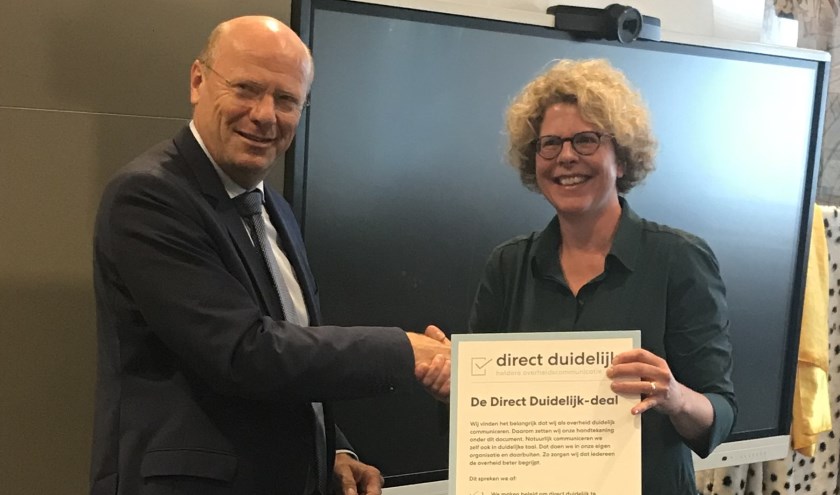 Dijkgraaf Toon van der Klugt en Kristel Dirkx, stuurgroeplid van het Netwerk Begrijpelijke Overheid (NBO).