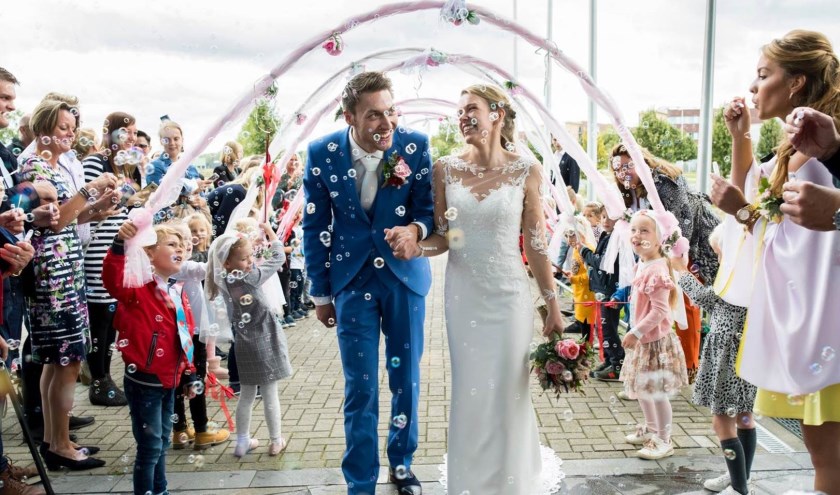 Een groot bruidspaar, en heel veel kleine bruidjes en bruidegommetjes. (Foto; PR0