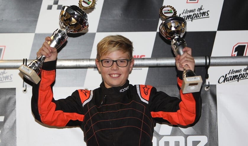 Coen legde beslag op de winnaarsbokaal bij de rookies. (Foto: Bas Kaligis/RaceXpress.nl)