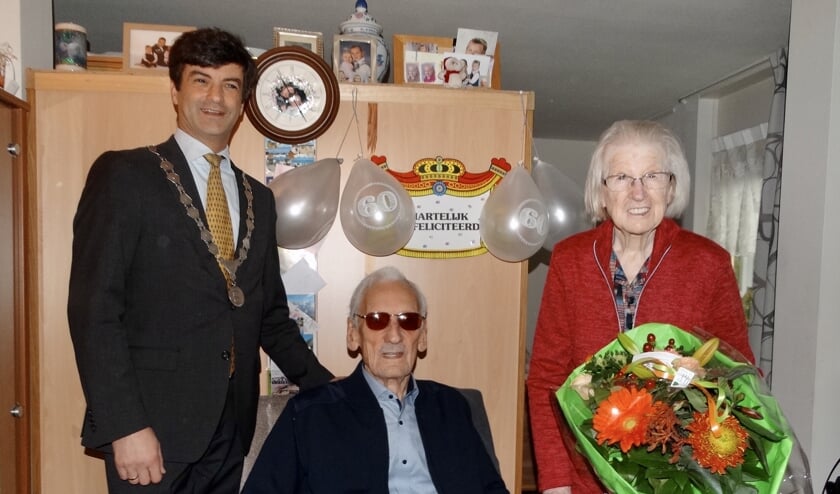 Wie 60 jaar getrouwd is gaat natuurlijk met de burgemeester op de foto. (Foto: avdH)