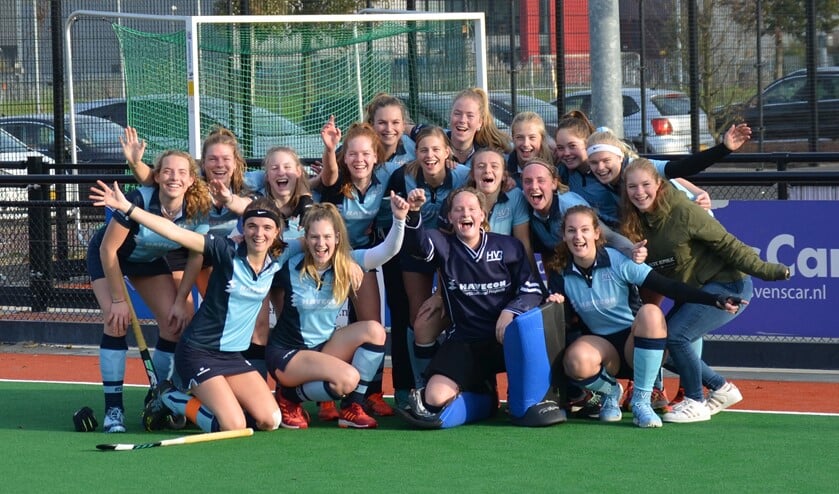 Dolgelukkig met het gelijkspel konden de dames op deze zonnige zondag met een verdiende punt op zak weer terug naar Bleiswijk. (Foto: PR)