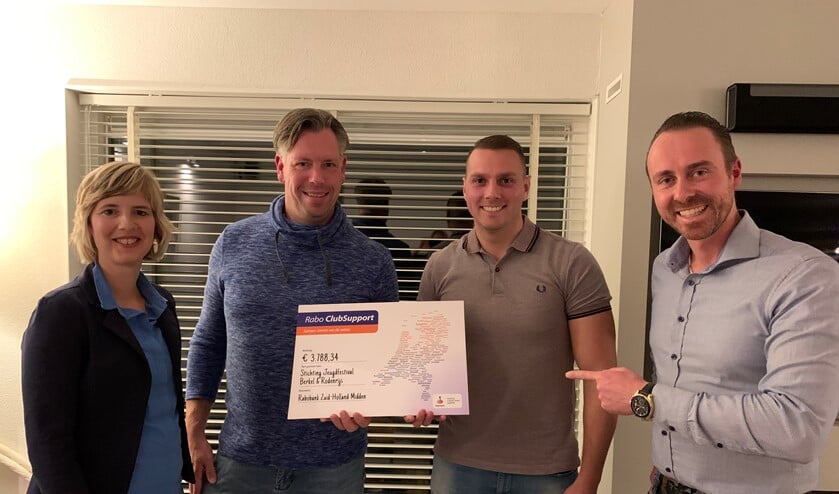 Eelco en Susanne van de vestiging Rabobank Zuid-Holland Midden reikten de cheque uit aan Gertjan en Marco van het Jeugdfestival Berkel en Rodenrijs. (Foto: PR)