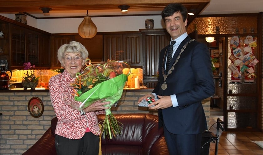 Ans Campenhout kreeg bezoek van de burgemeester. (Foto: AB)