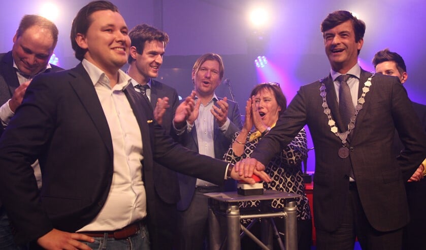 Burgemeester Pieter van de Stadt en eigenaar David van Duijn van Mafico stellen met een druk op de rode knop het nieuwe bedrijfspand in gebruik. (Foto: SO)
