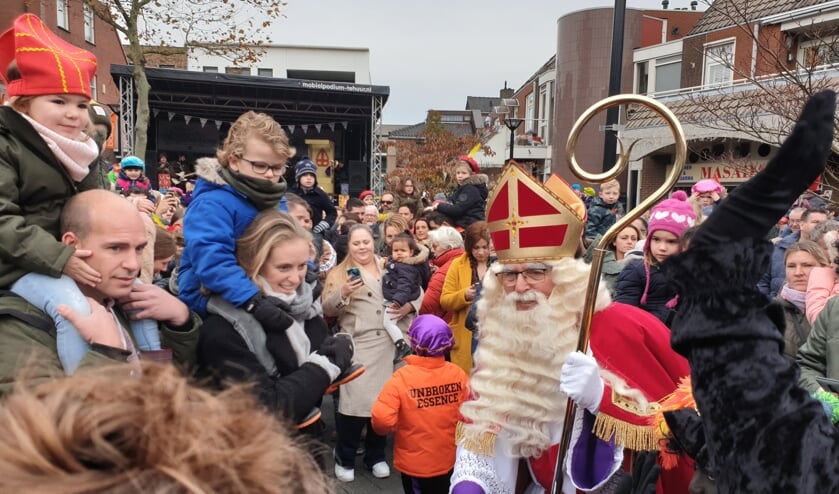 Sinterklaas werd uitbundig begroet door een grote menigte enthousiaste kinderen. (Foto: Astrid Nielsen)