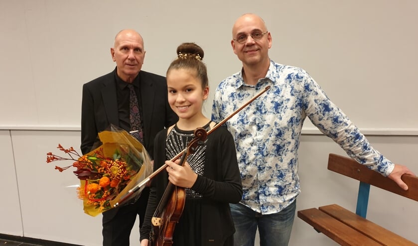 De elfjarige violiste Adinda van Delft gaf een spectaculair optreden. De dirigenten zagen dat het goed was. (Foto: AN)