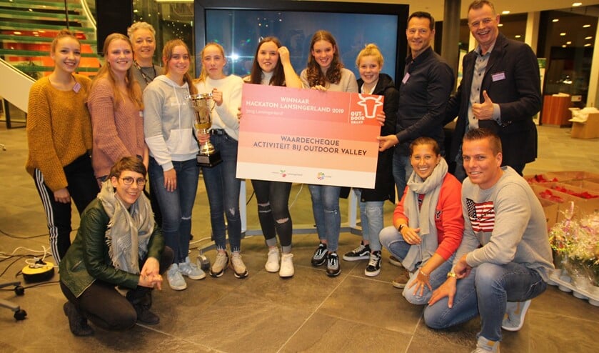 De winnende scholieren met de juryleden, de organisatoren én de cheque. (Tekst en foto: Sjaak Oudshoorn