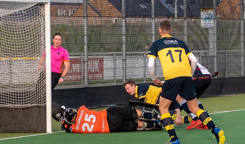 HBR Heren 1 miste teveel kansen tegen Gooische, hier wordt de inzet van Lucas Reusen gestuit (Foto: Erik van Dort)