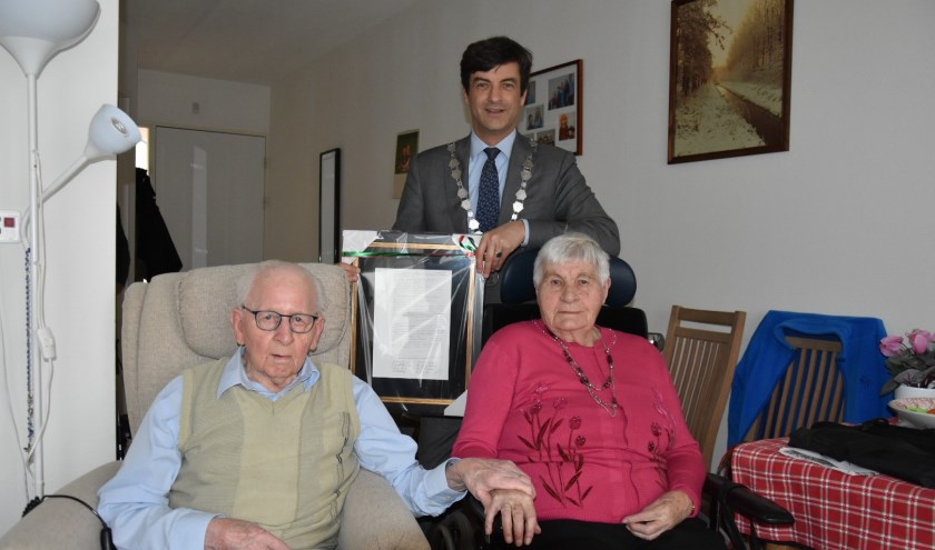 De burgemeester nam traditiegetrouw een bloemetje mee en een ingelijste trouwakte. (Foto: AB)