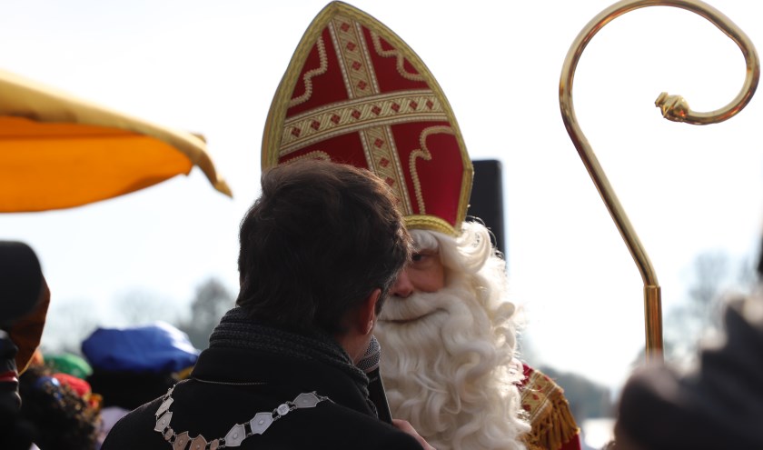 De goede sint werd verwelkomd door burgemeester Van de Stadt.