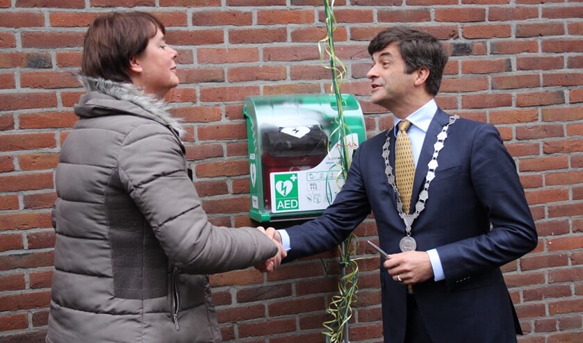 De officiële onthulling door initiatiefneemster Nicolette Bakker en burgemeester Pieter van de Stadt. (Foto: SO)