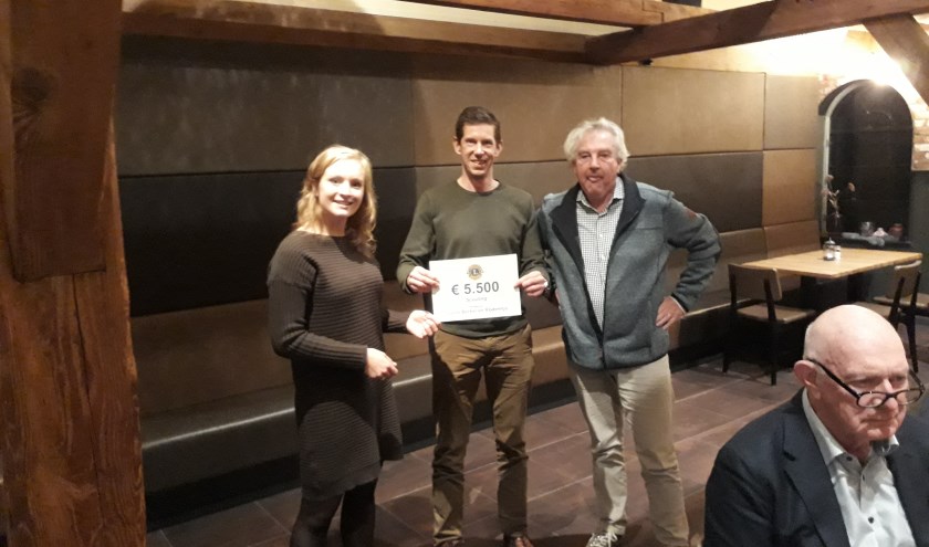 Harry Overtoom van de Lions reikte de cheque uit aan Paul Zantman en Inge Vijverberg van Scouting Olave St. Clair. (Foto: PR)