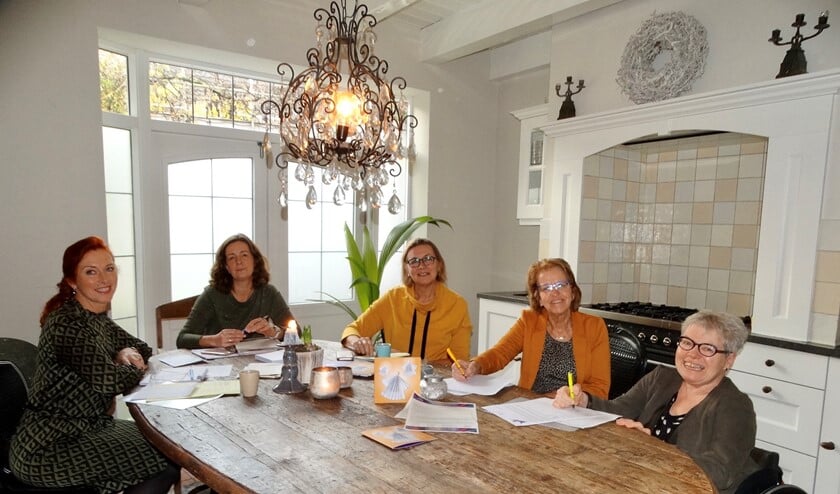 Angelique Dammes, Marjon van IJperen, Thea Burger, Renny Koudstaal en Willeke Geurtsen.. (Foto: AvdH)