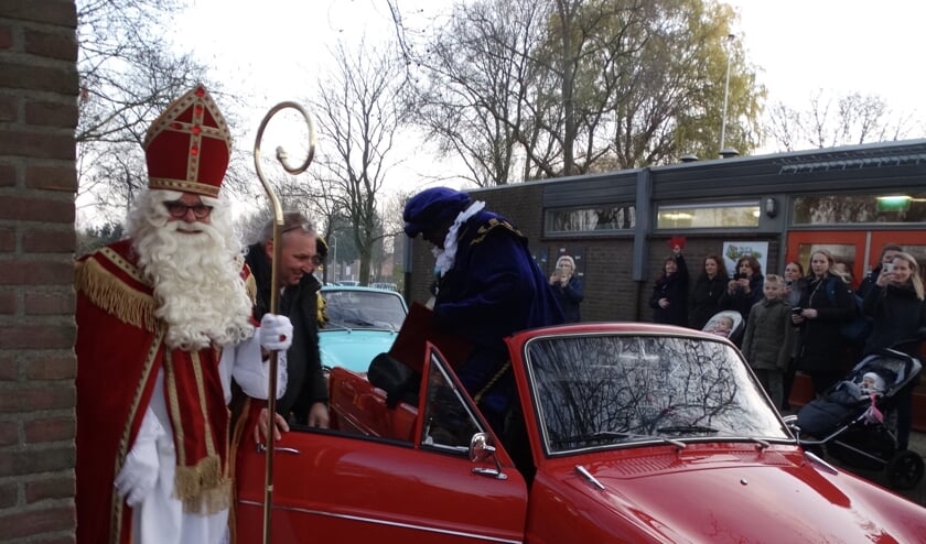 Sinterklaas kwam in een oude Daf op bezoek bij De Wiekslag. (Foto: AvdH)