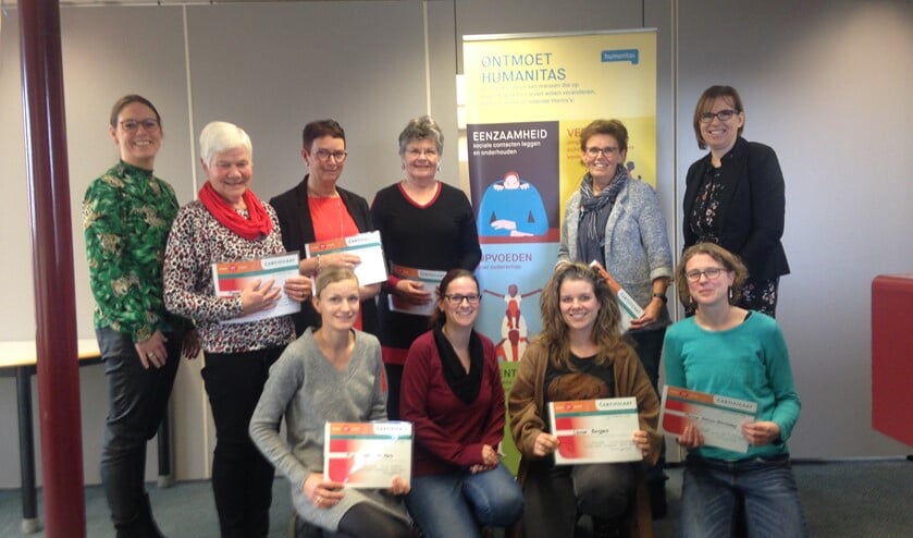 Acht nieuwe vrijwilligers die de voorbereidende training afrondden kregen hun certificaat uitgereikt. (Foto: PR)