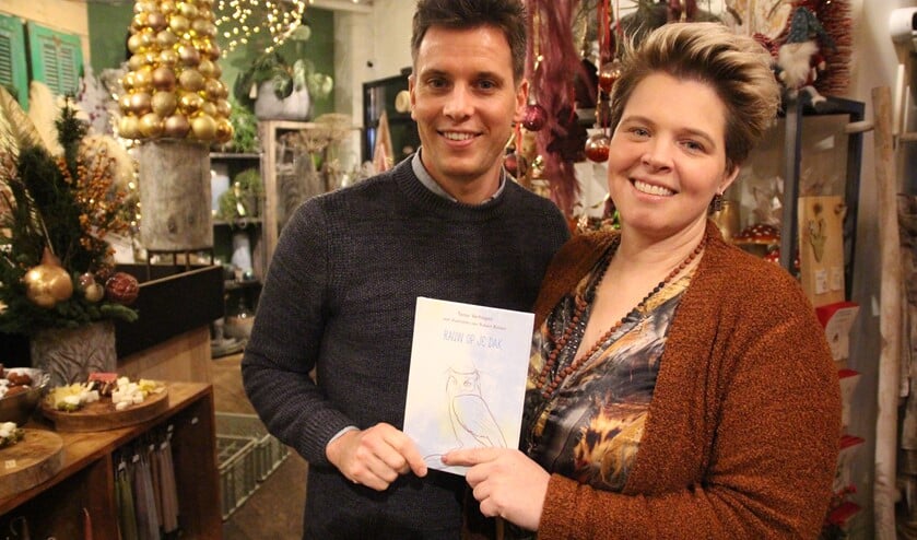 Tanja Verhagen en Robert Bakker zijn trots op en tevreden met het resultaat van de bundel 'Rauw op je dak'. (Foto: SO)