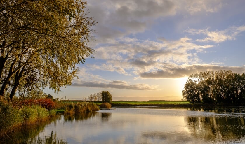 Een mooi schouwspel van herfstkleuren en opkomende zon bij de Rottemeren. (Foto: Martijn Roos)