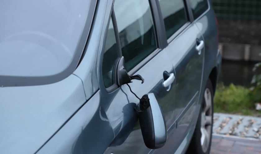 Tientallen auto's over een groot gebied werden beschadigd.