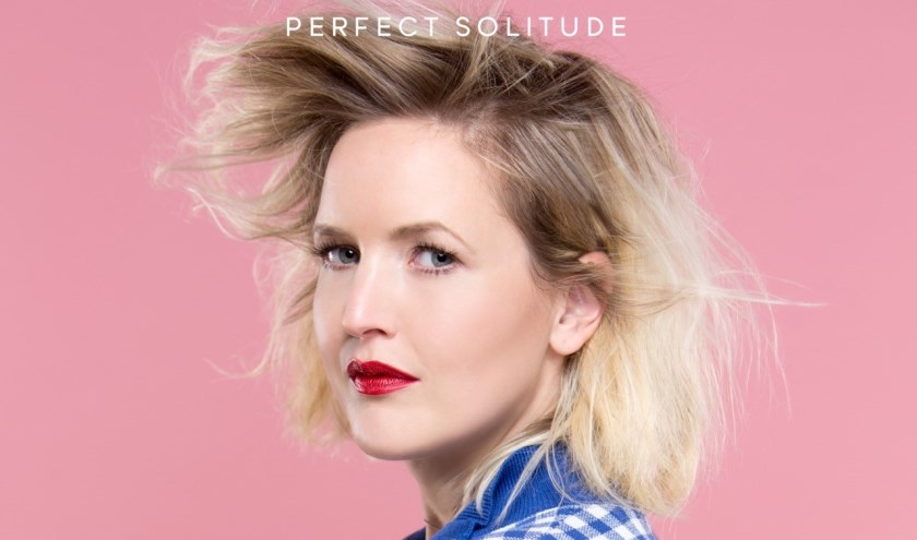 Singer-songwriter Leonie Meijer toert met een theatershow door Nederland.