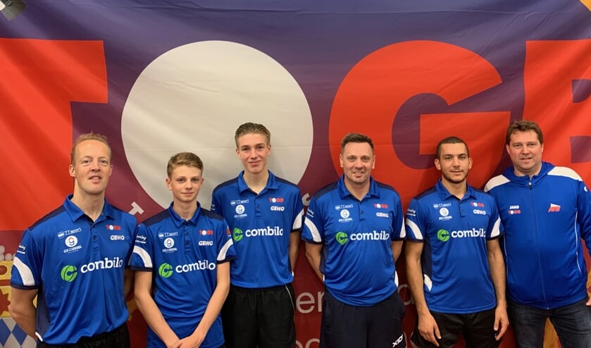 (v.l.n.r.): Ronald Vijverberg, Milo de Boer, Leroy Heemskerk, Michel de Boer (speler/coach), Adam Hmam en Leon Vijverberg (coach). (Foto: PR)