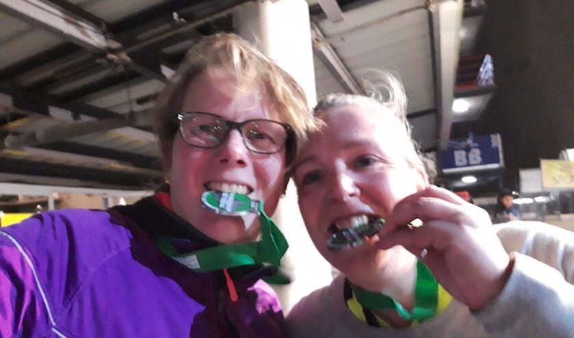 Daniëlle (1:35:34) en Jolein (1:49:22) zijn trots op hun prestatie.
