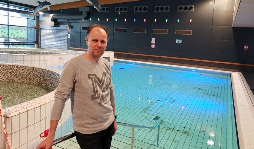 Sportfondsenmanager Michiel van Mierlo schrok medio januari van de loszittende tegels. (Foto: archief)