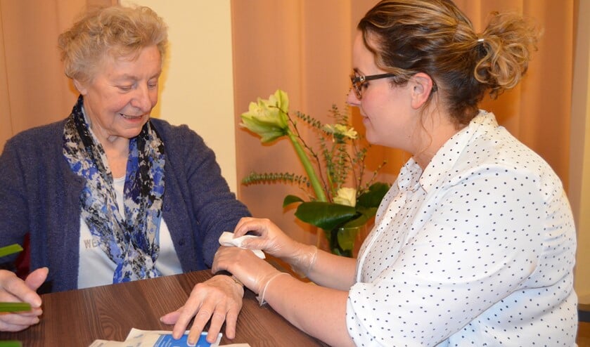 De (wijk)verpleegkundige en/of verzorgende bekijkt samen met u of u met een hulpmiddel sommige dagelijkse handelingen nog zelf kunt doen. Bijvoorbeeld opstaan, wassen, aankleden, naar het toilet gaan, met steunkousen en medicijnen innemen.