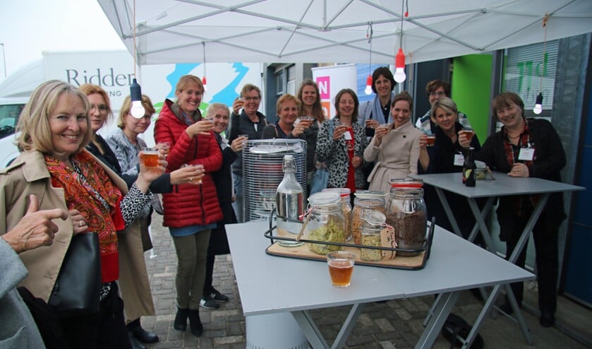 NOOVA-leden genieten van een bierproeverij, met uitleg over het brouwproces en de achtergrond van de verschillende bieren.